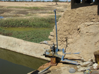 03 Pisciculture   Pompe A Pied Pour Alimenter Un Bassin